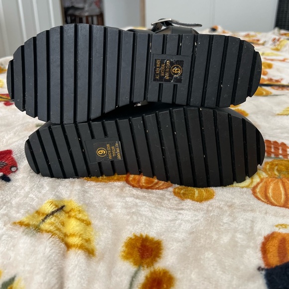 SODA®️ Black Pullout Platform Sandals - Picture 6 of 6